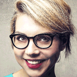 Portrait of testimonial author Lora Jones